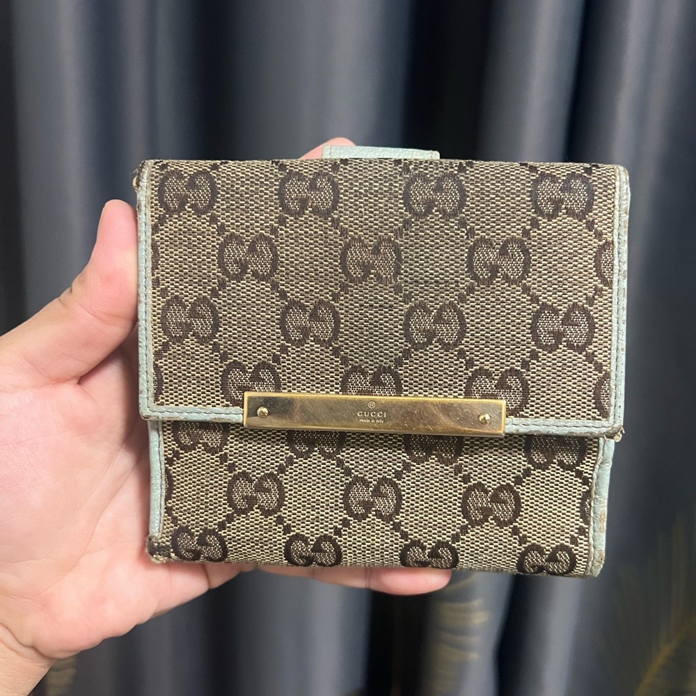 - LOW START Gucci logo canvass compact wallet.- good condition